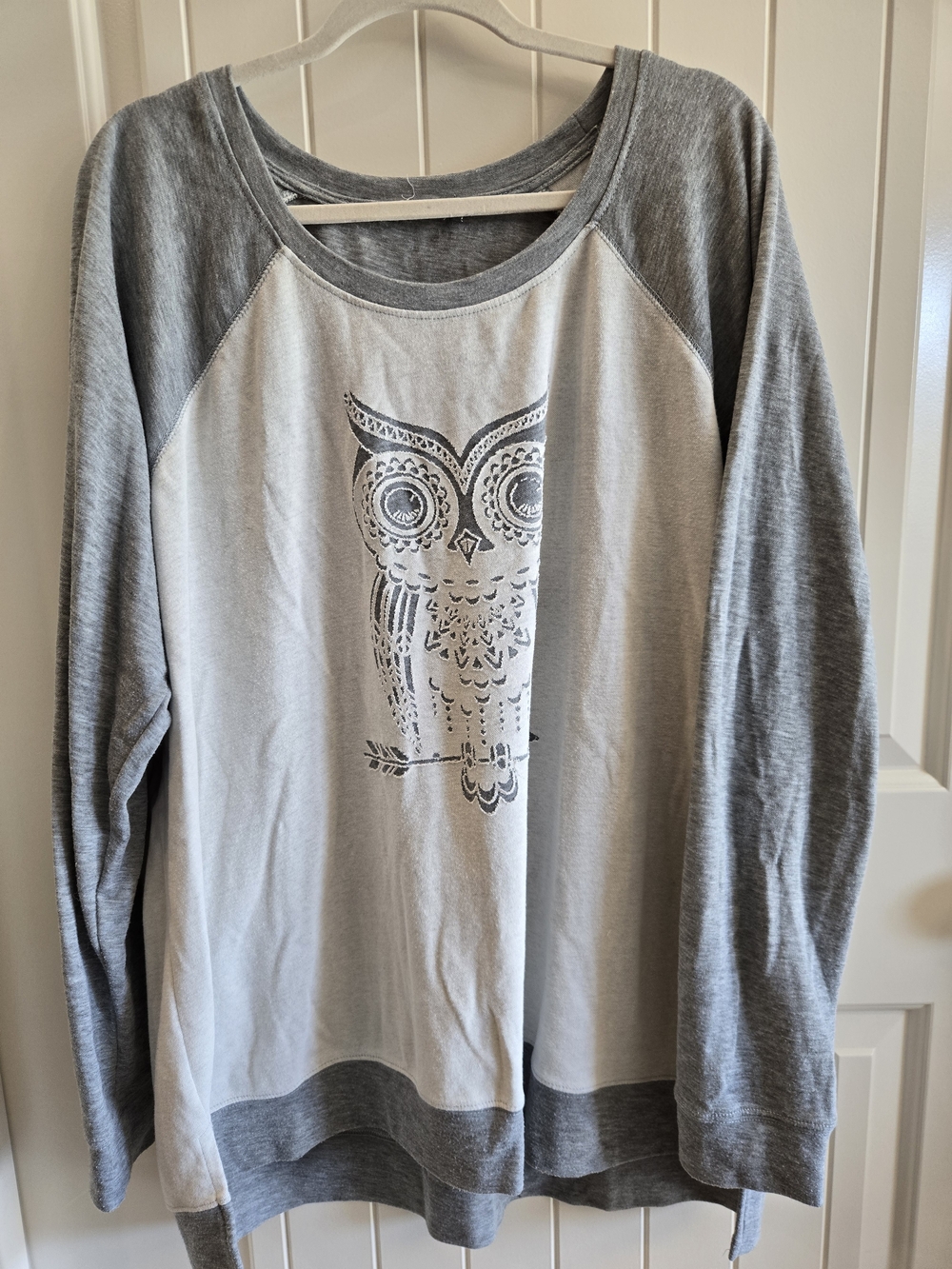 Maurices Light Gray and Dark Gray Owl Raglan Sweatshirt Size 3x